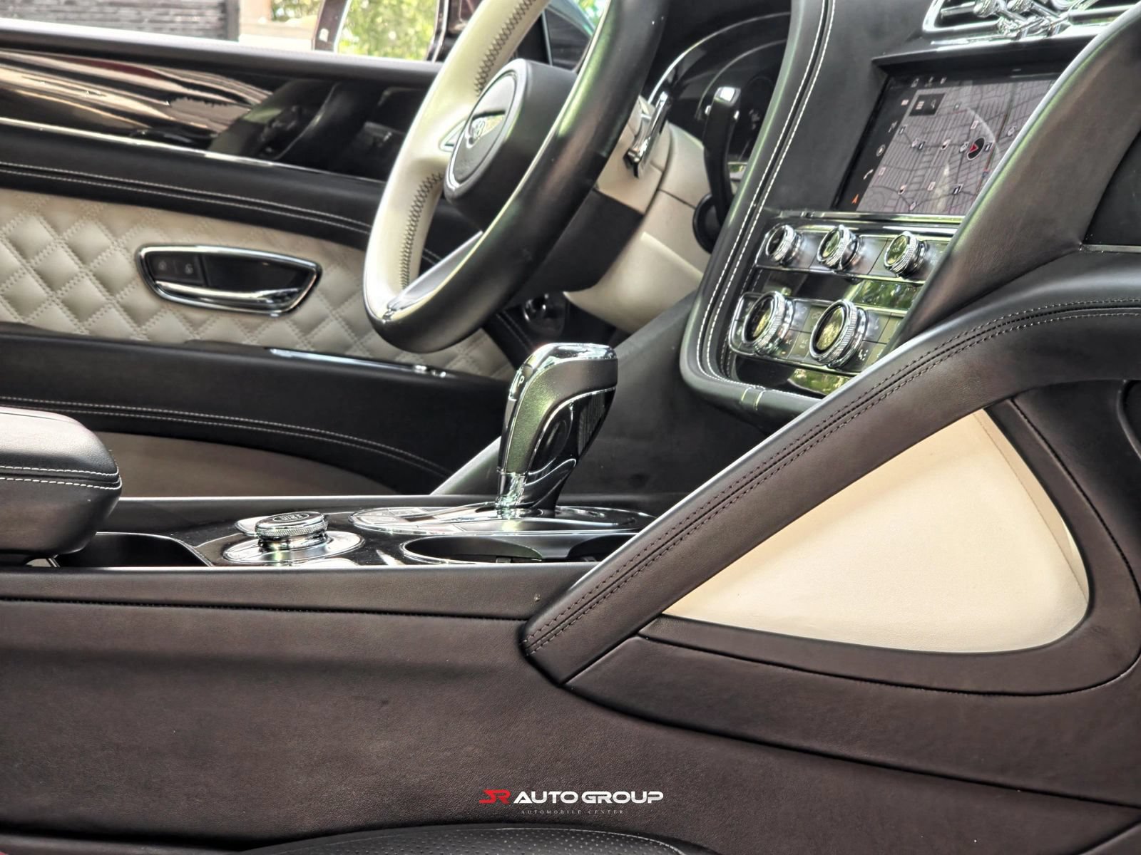 Used 2021 Bentley Bentayga AWD/4WD image 39