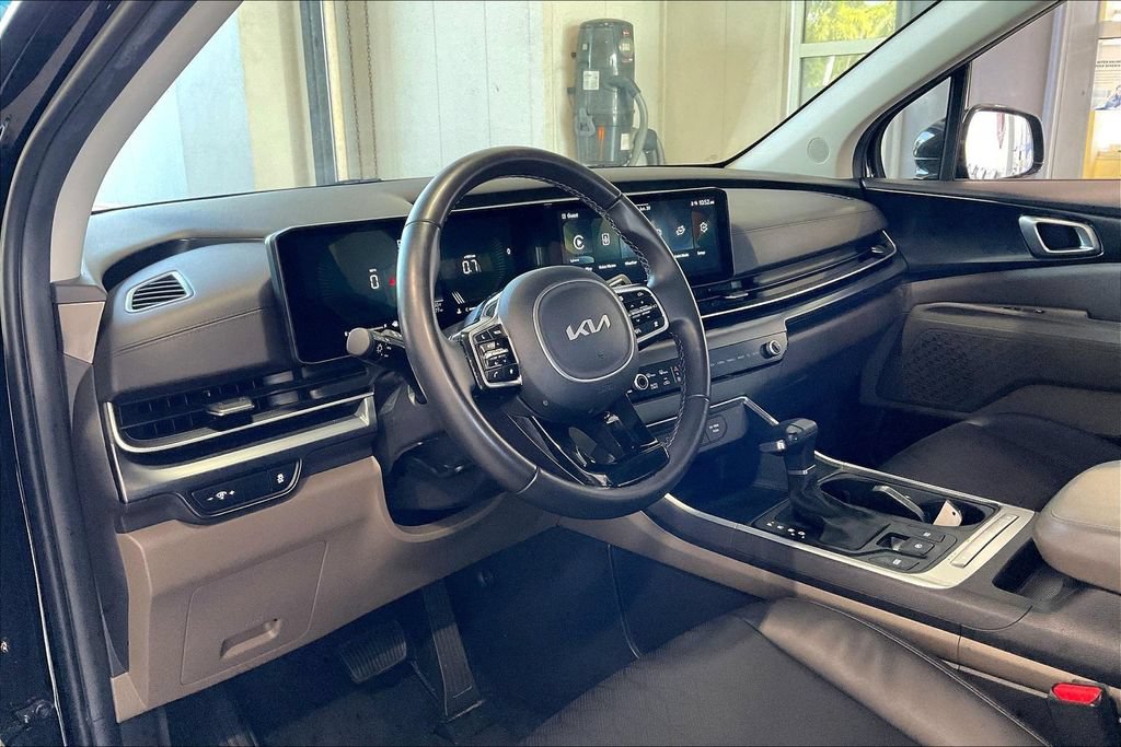 Used 2026 Kia Carnival FWD image 4