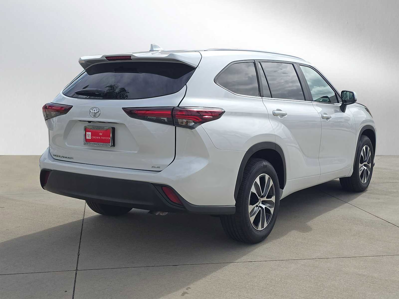 Used 2025 Toyota Highlander XLE FWD image 3