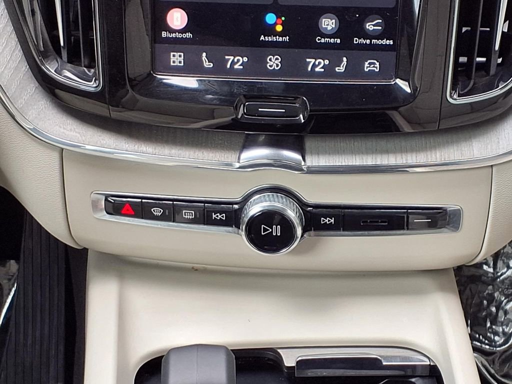 Certified 2024 Volvo XC60 B5 Plus AWD/4WD image 18
