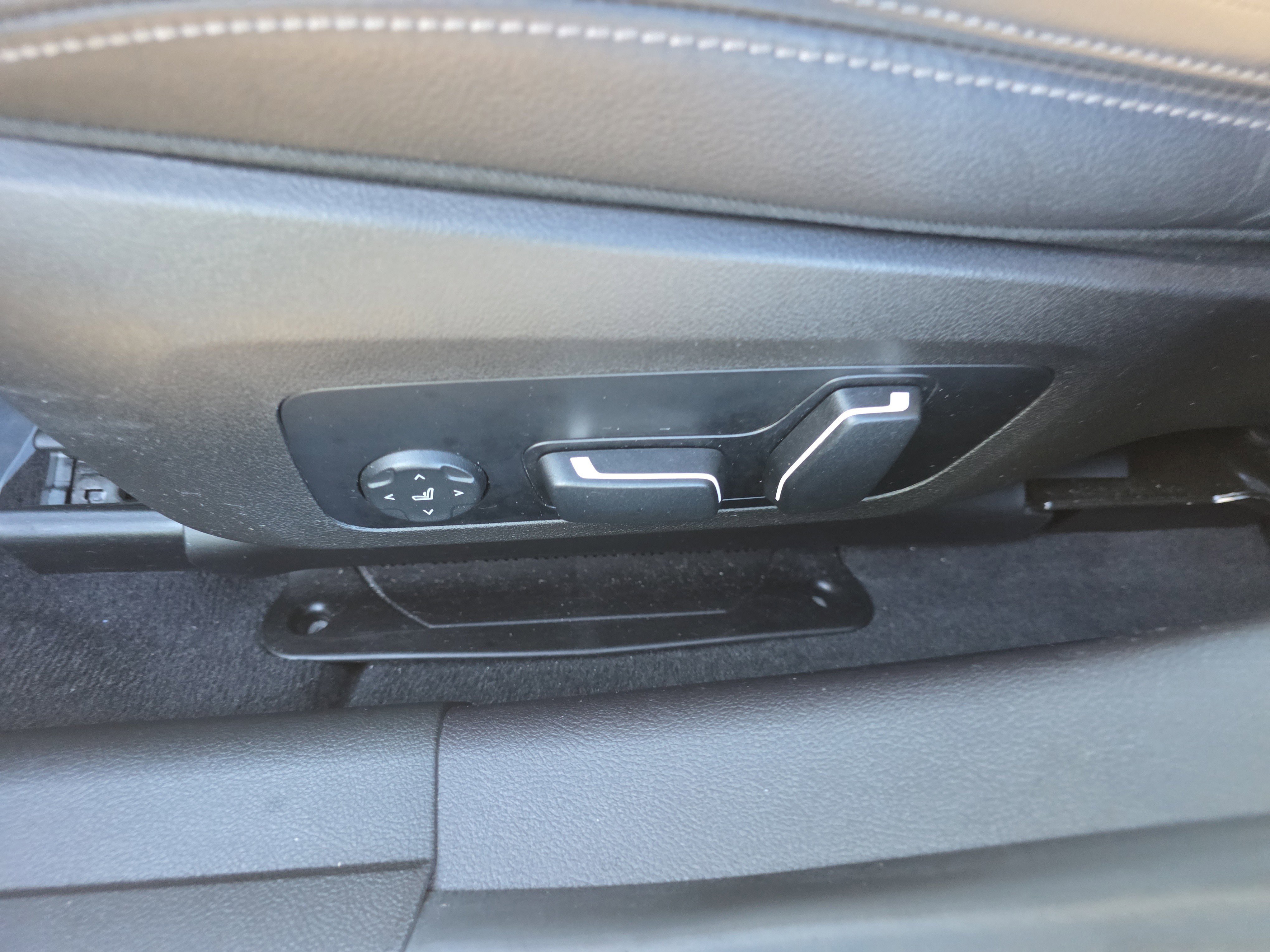 Used 2024 BMW 330i xDrive Sedan w/ Premium Package image 18