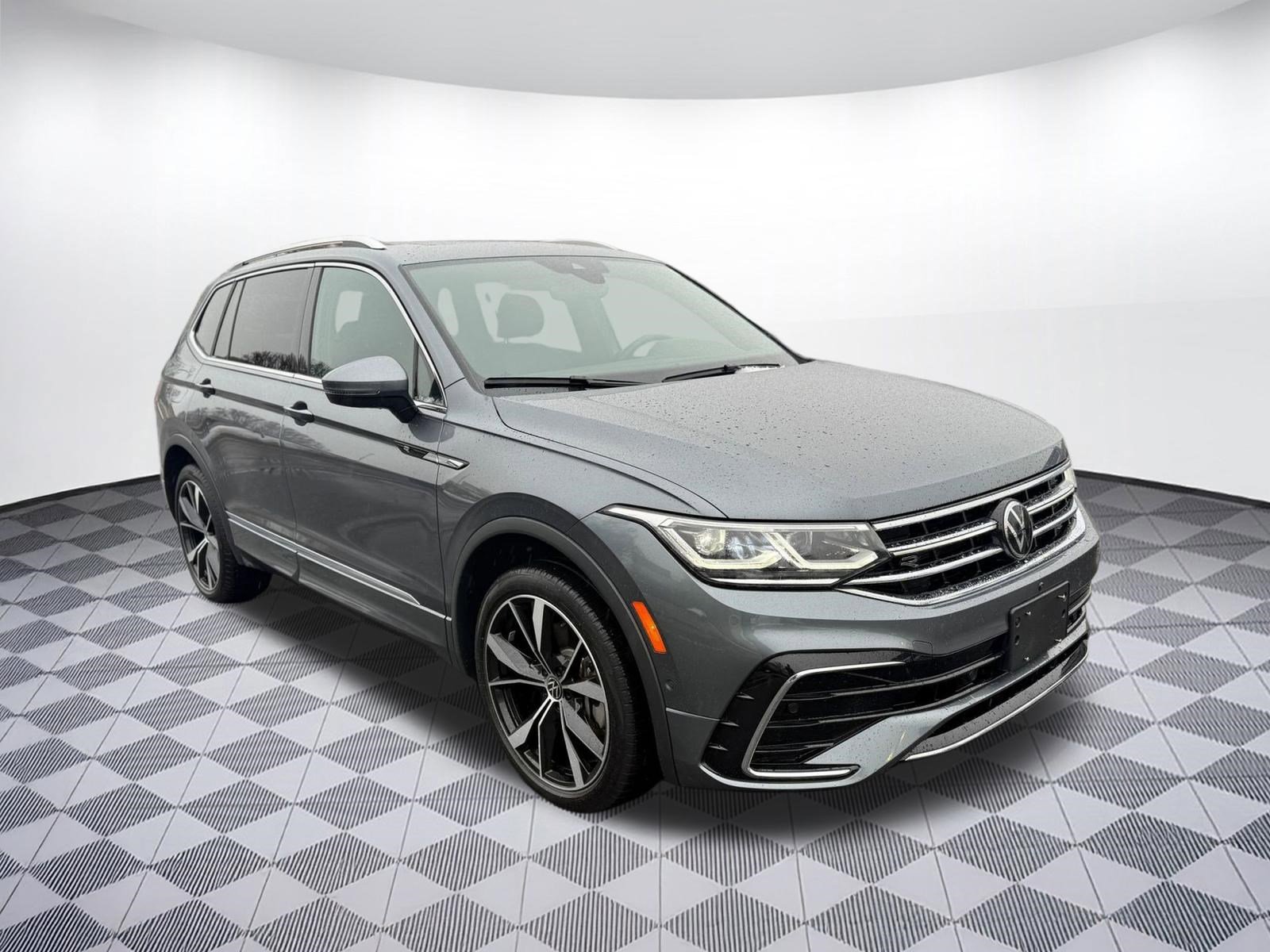 Used 2024 Volkswagen Tiguan SEL R-Line image 7