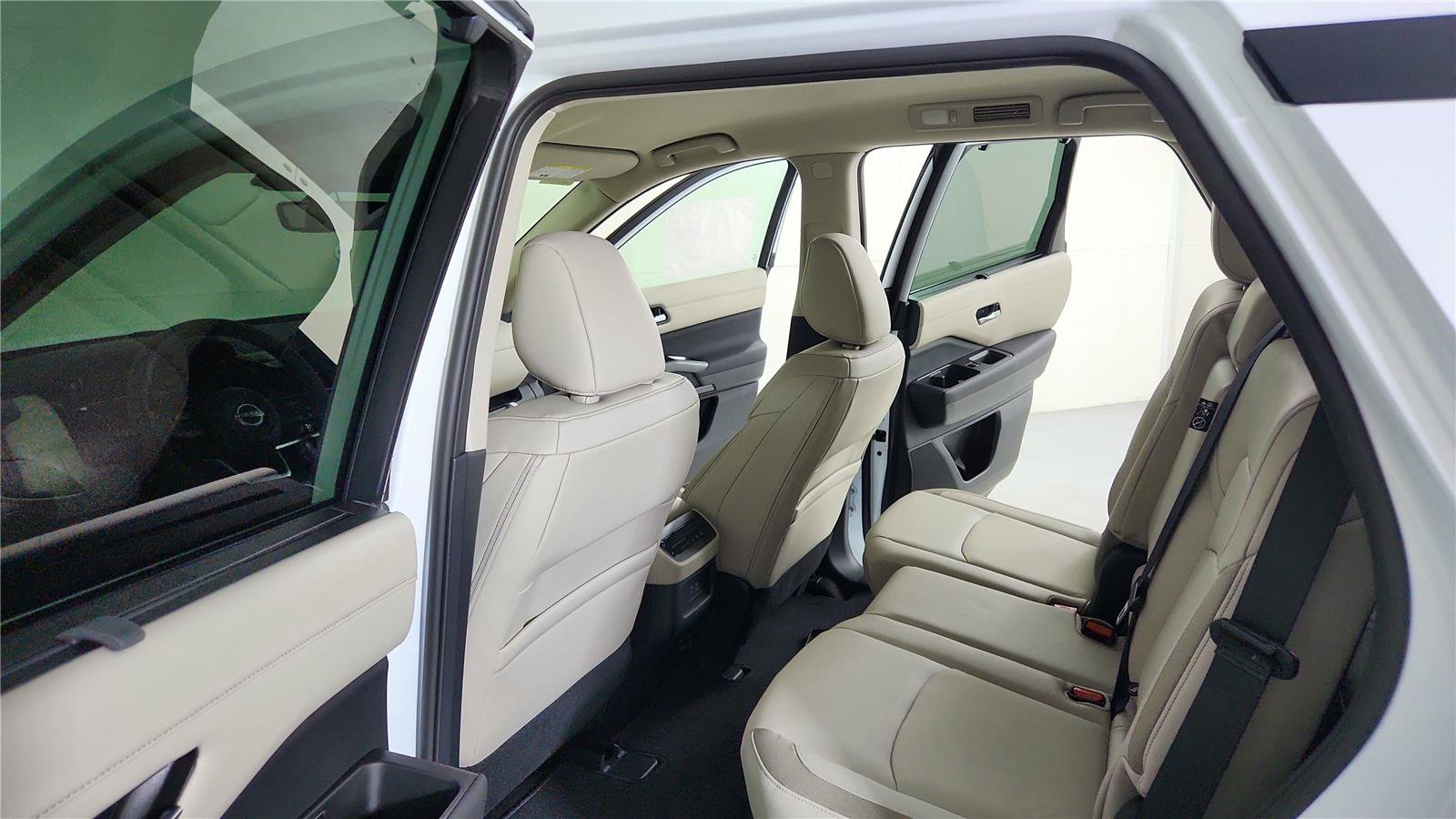 Used 2025 Nissan Pathfinder SL w/ Black Appearance Package image 22