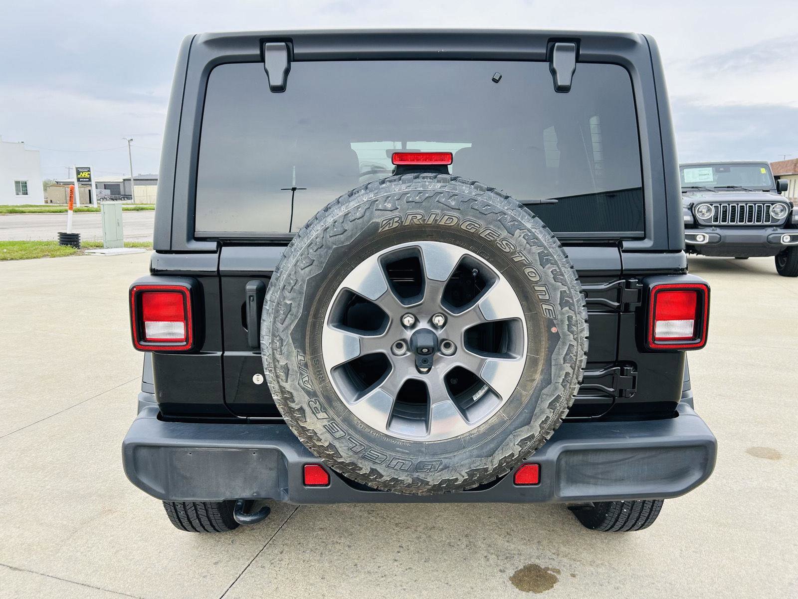 Used 2019 Jeep Wrangler Unlimited Sahara AWD/4WD image 33