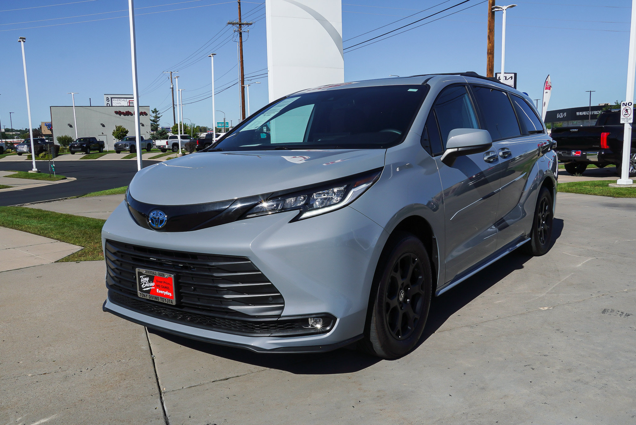 Certified 2025 Toyota Sienna XLE Woodland Edition AWD/4WD image 4