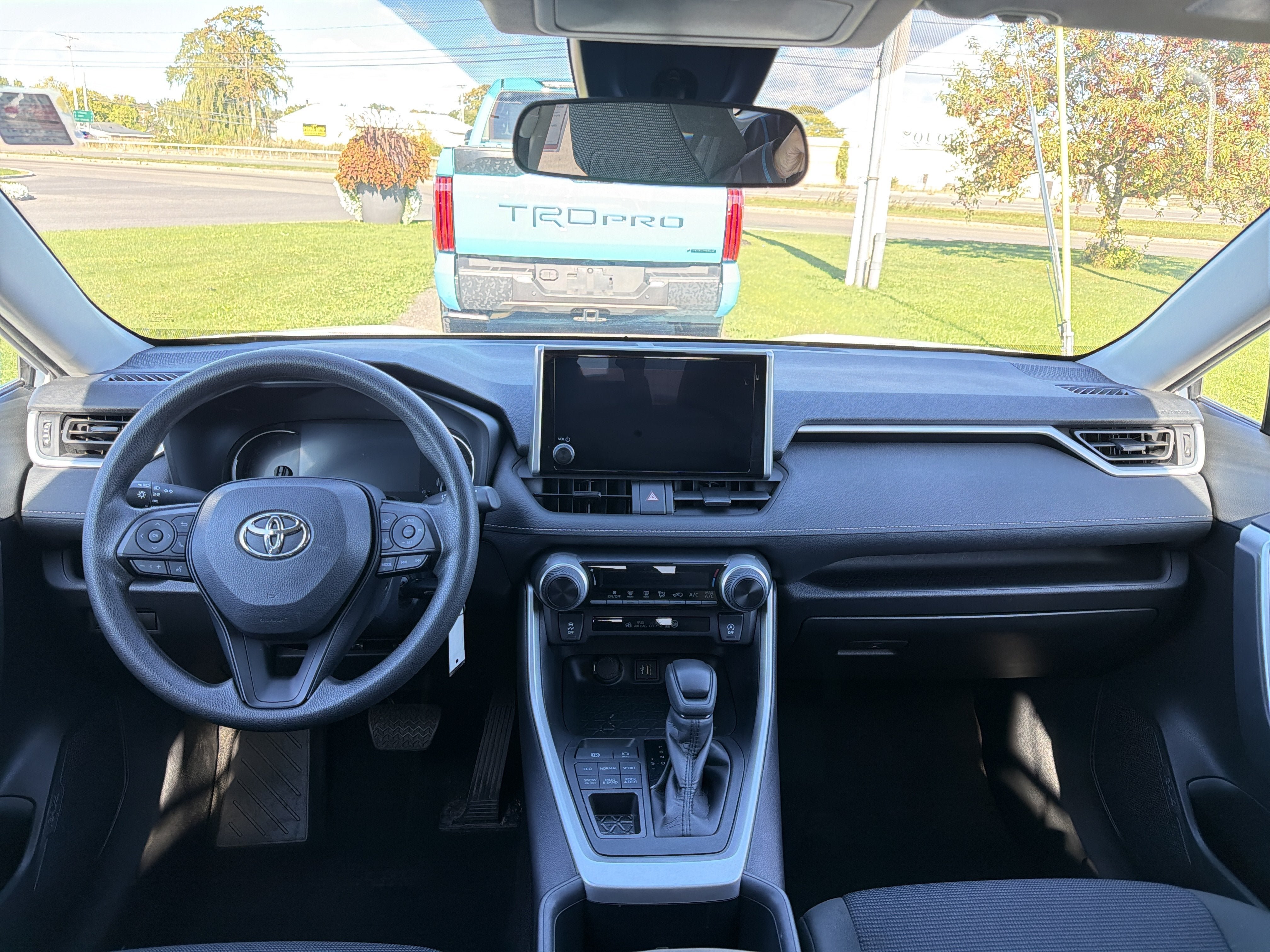 Used 2023 Toyota RAV4 LE AWD/4WD image 10