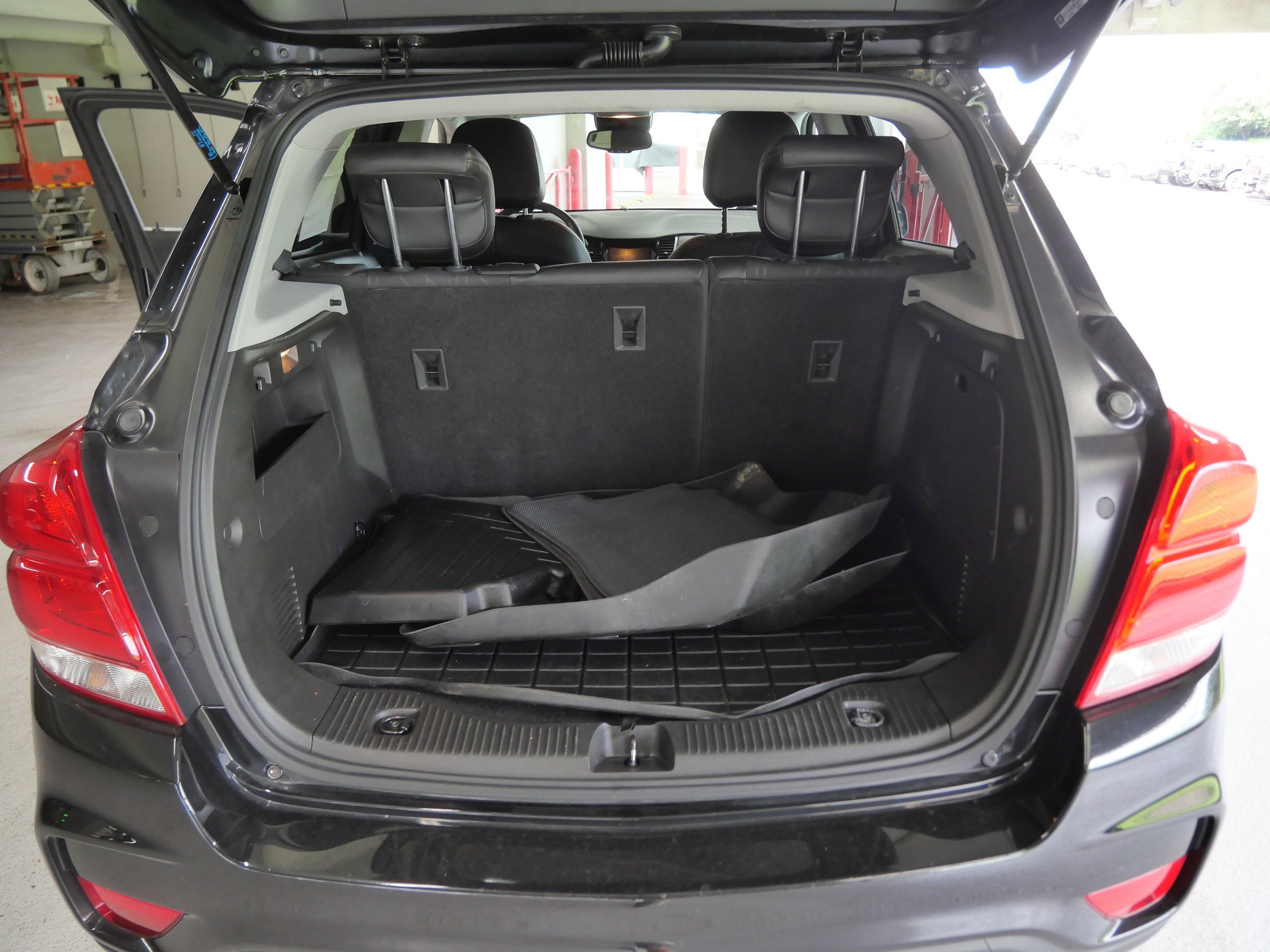 Used 2020 Chevrolet Trax LT w/ LT Convenience Package AWD/4WD image 18