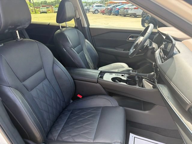 Used 2023 Nissan Rogue Platinum w/ Platinum Premium Package FWD image 16
