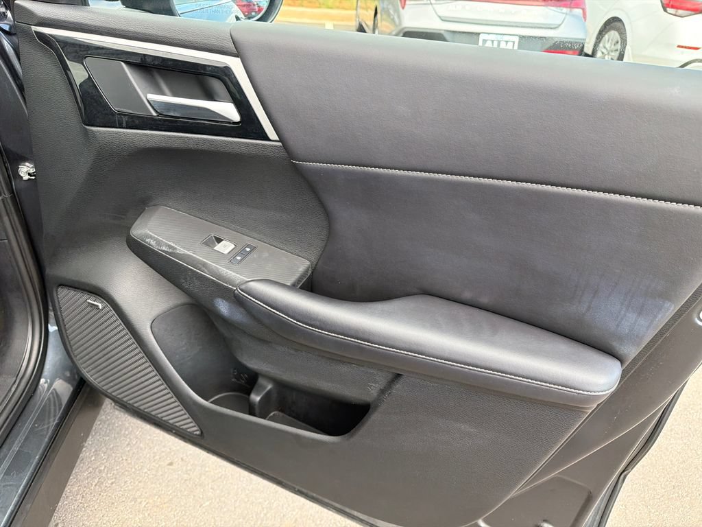Used 2025 Mitsubishi Outlander SE FWD image 14