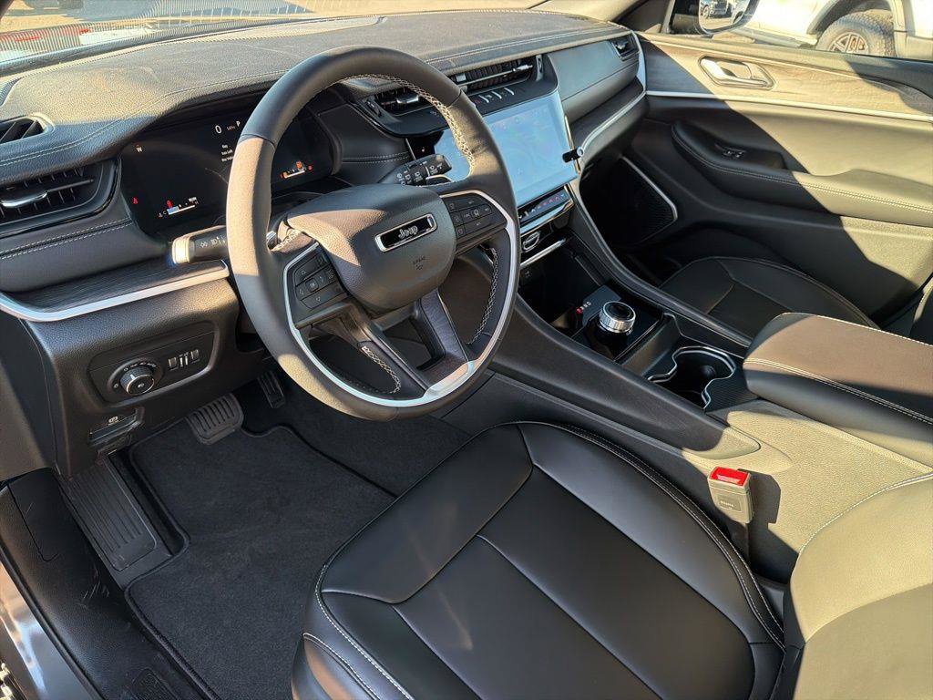New 2026 Jeep Grand Cherokee Limited w/ Limited Altitude Package RWD image 32