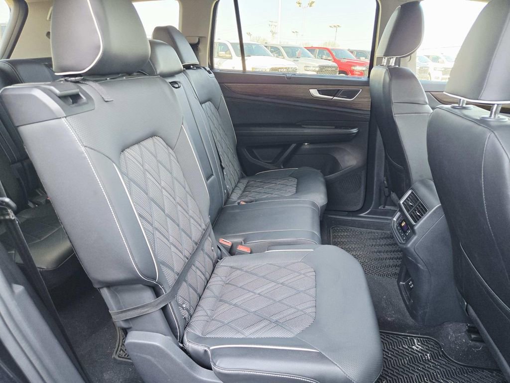 Used 2024 Volkswagen Atlas SEL Premium R-Line image 18