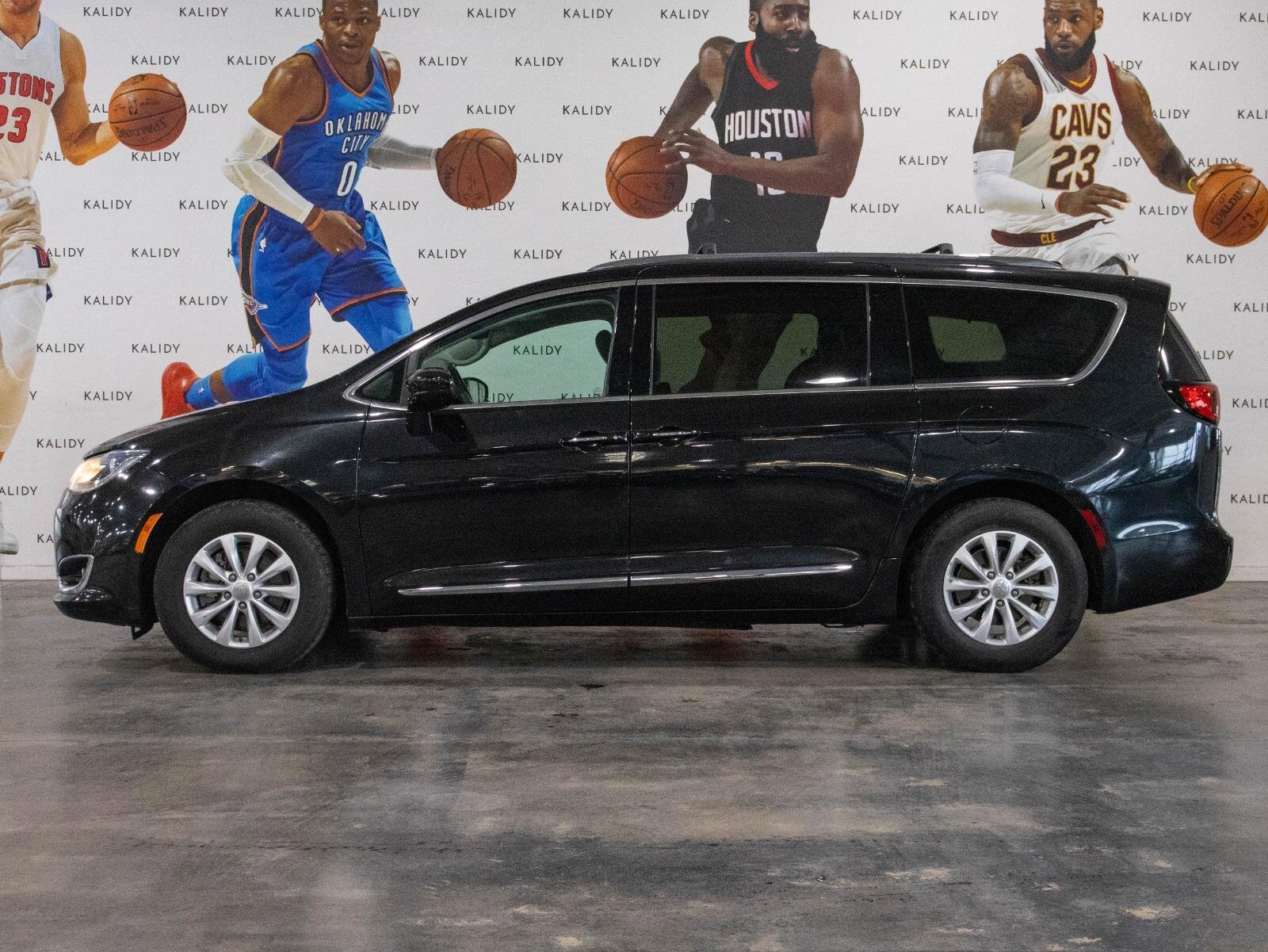 Used 2019 Chrysler Pacifica Touring-L image 16