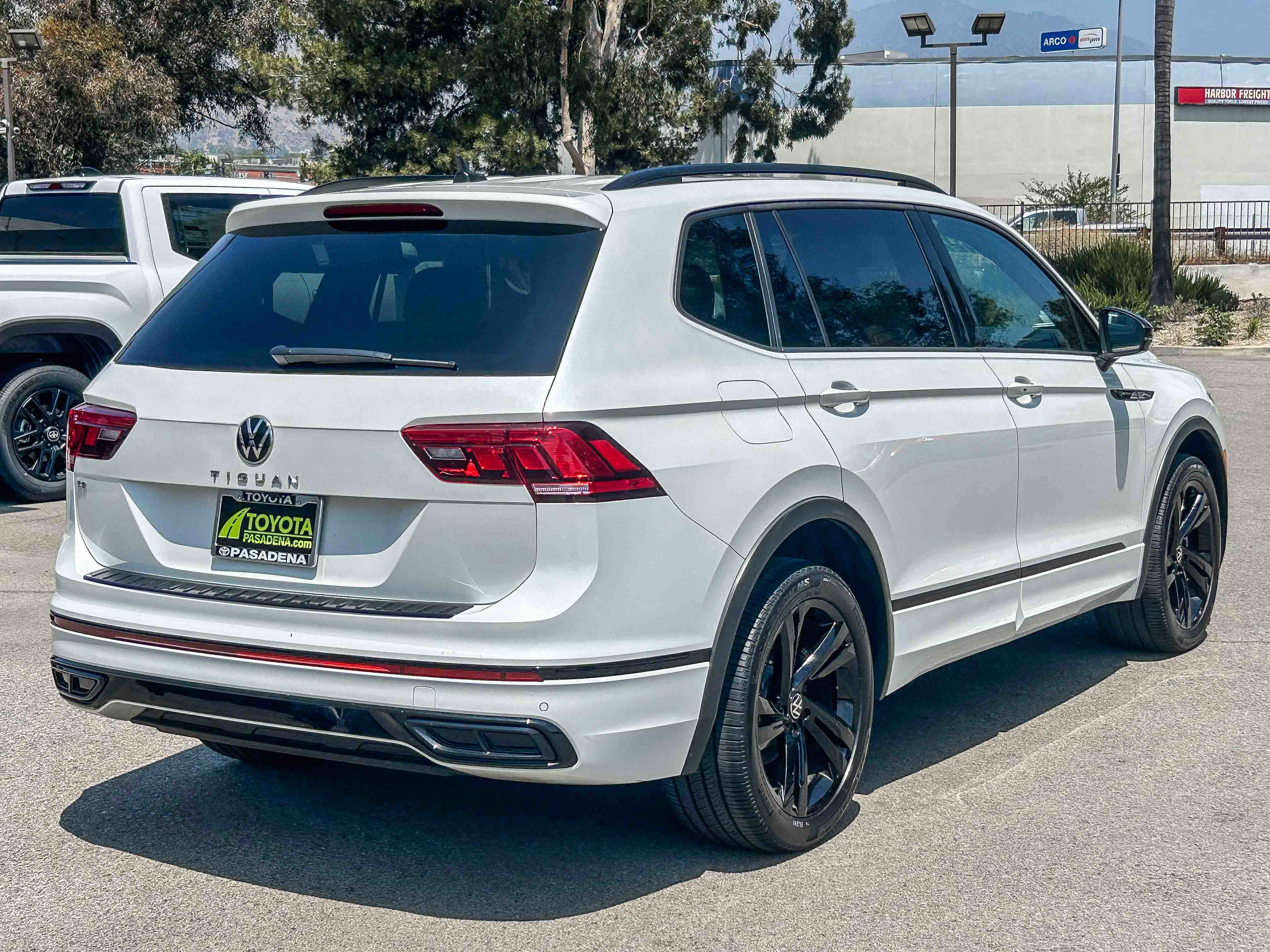 Used 2023 Volkswagen Tiguan SE R-Line FWD image 6