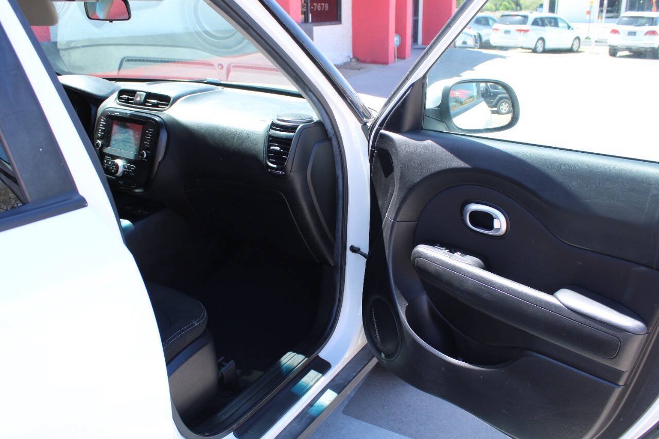 Used 2018 Kia Soul + FWD image 10