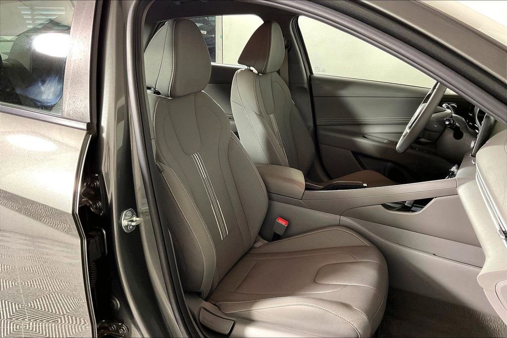 Used 2025 Hyundai Elantra Sport image 6