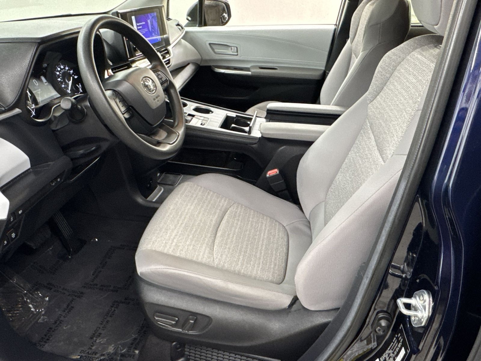 Used 2025 Toyota Sienna LE AWD/4WD image 16