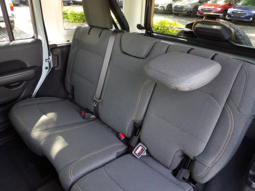 Used 2024 Jeep Wrangler Sahara w/ Technology Group AWD/4WD image 21