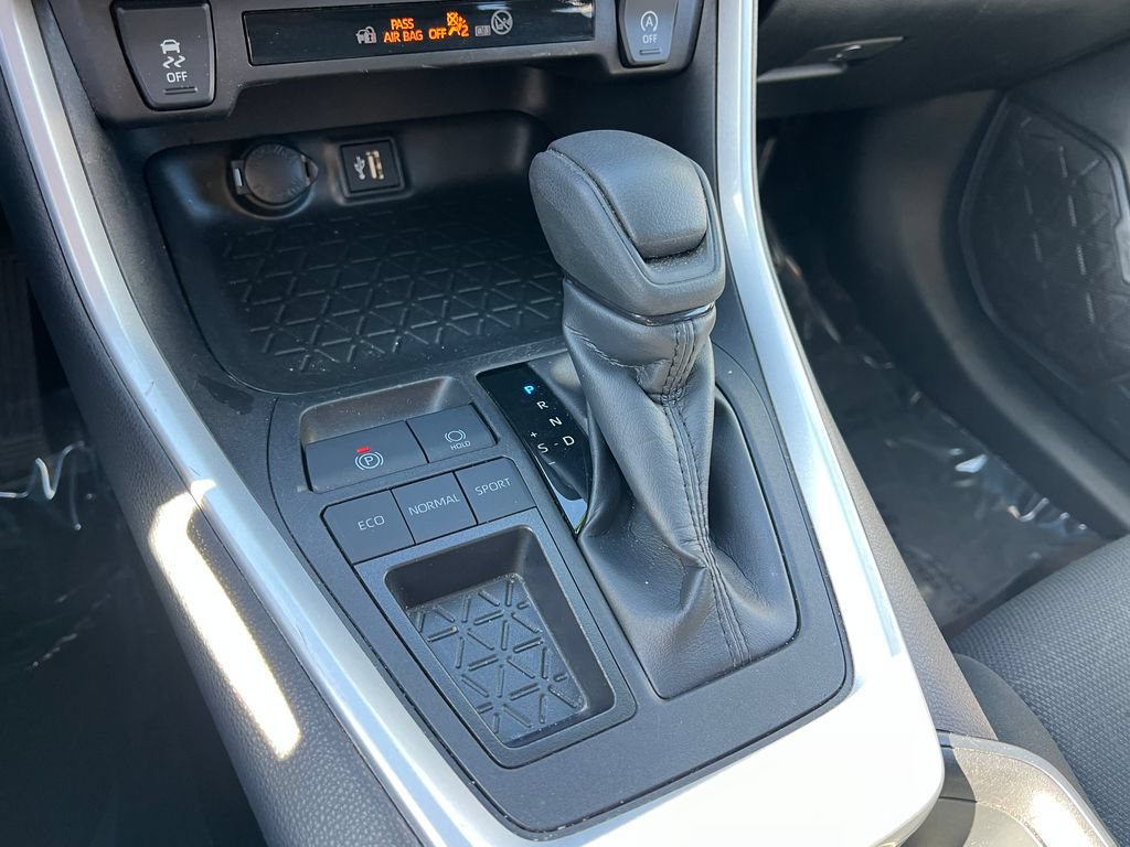 Used 2025 Toyota RAV4 XLE FWD image 31