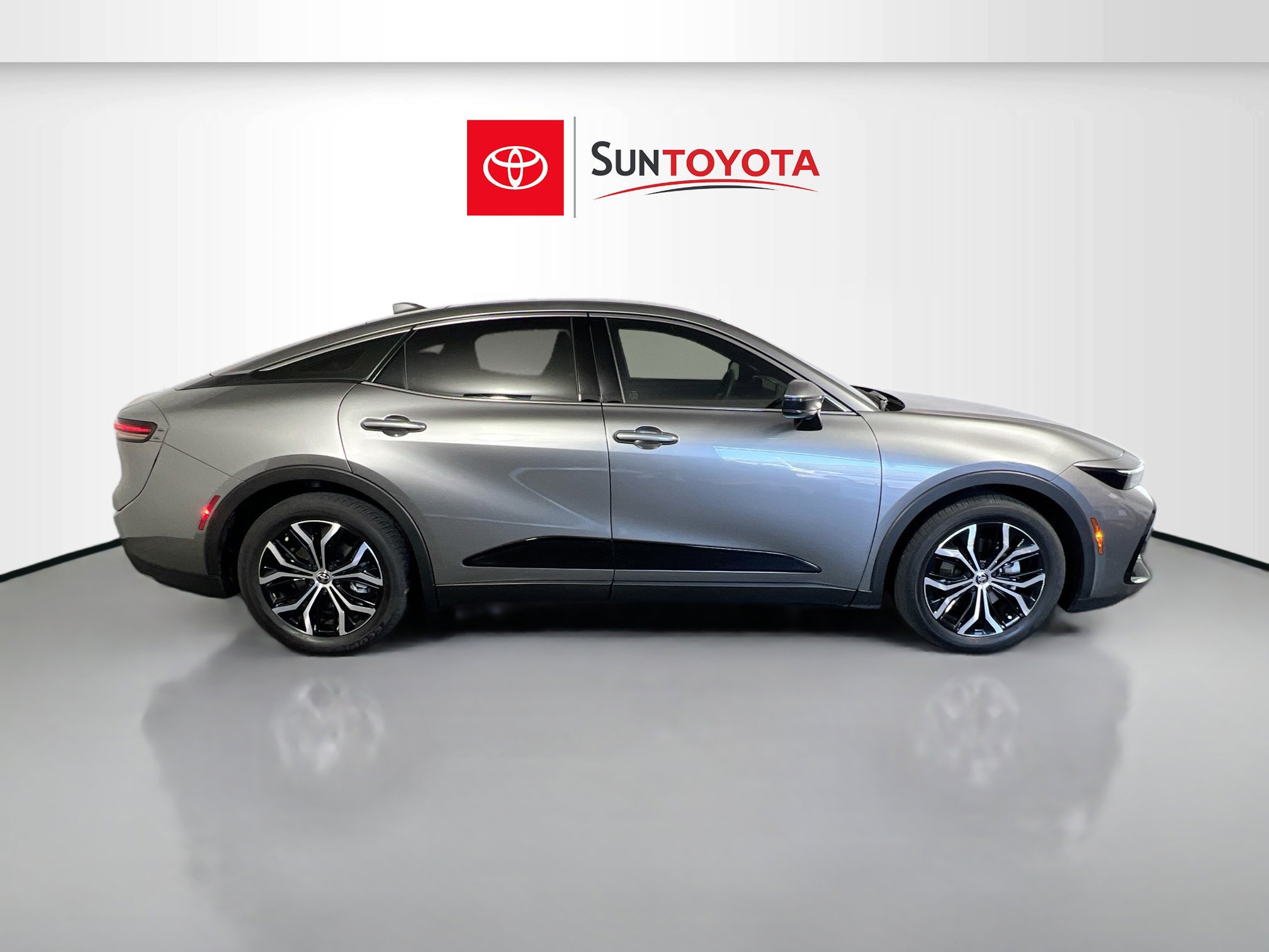 Used 2023 Toyota Crown Limited image 2