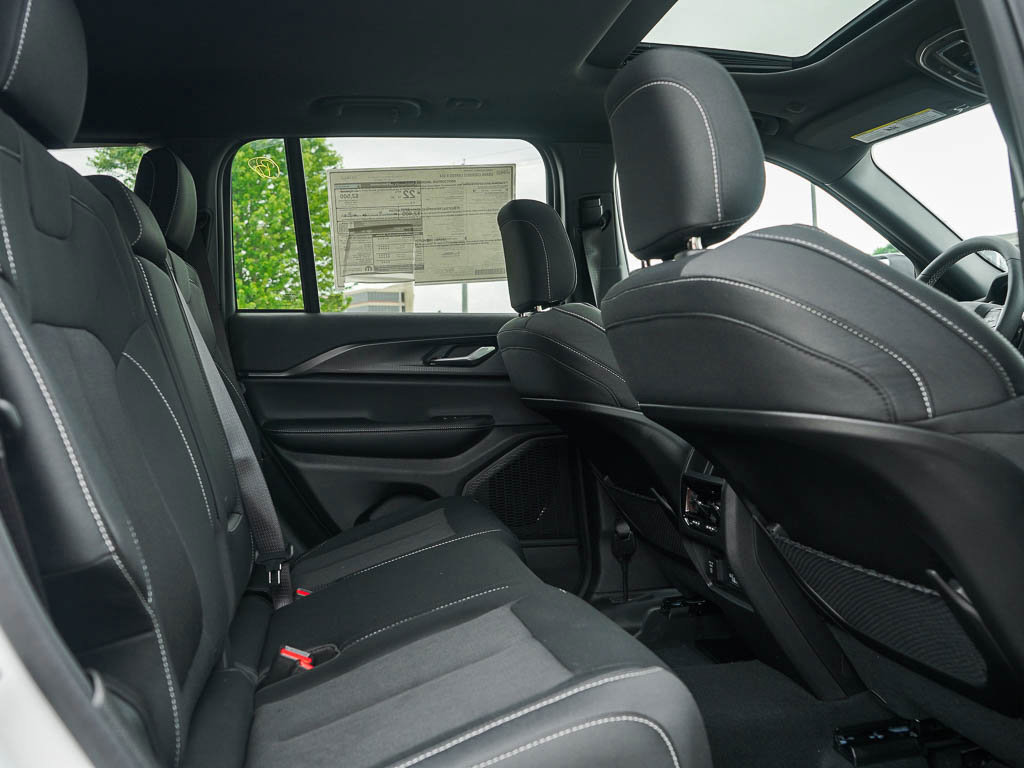 New 2025 Jeep Grand Cherokee Laredo X w/ Luxury Tech Group I image 12