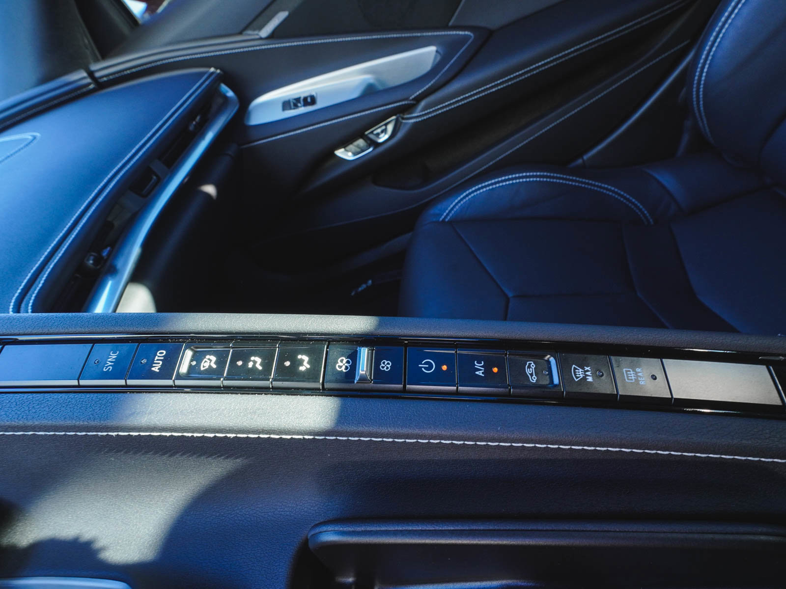 Used 2021 Chevrolet Corvette Stingray Coupe w/ Engine Appearance Package image 23