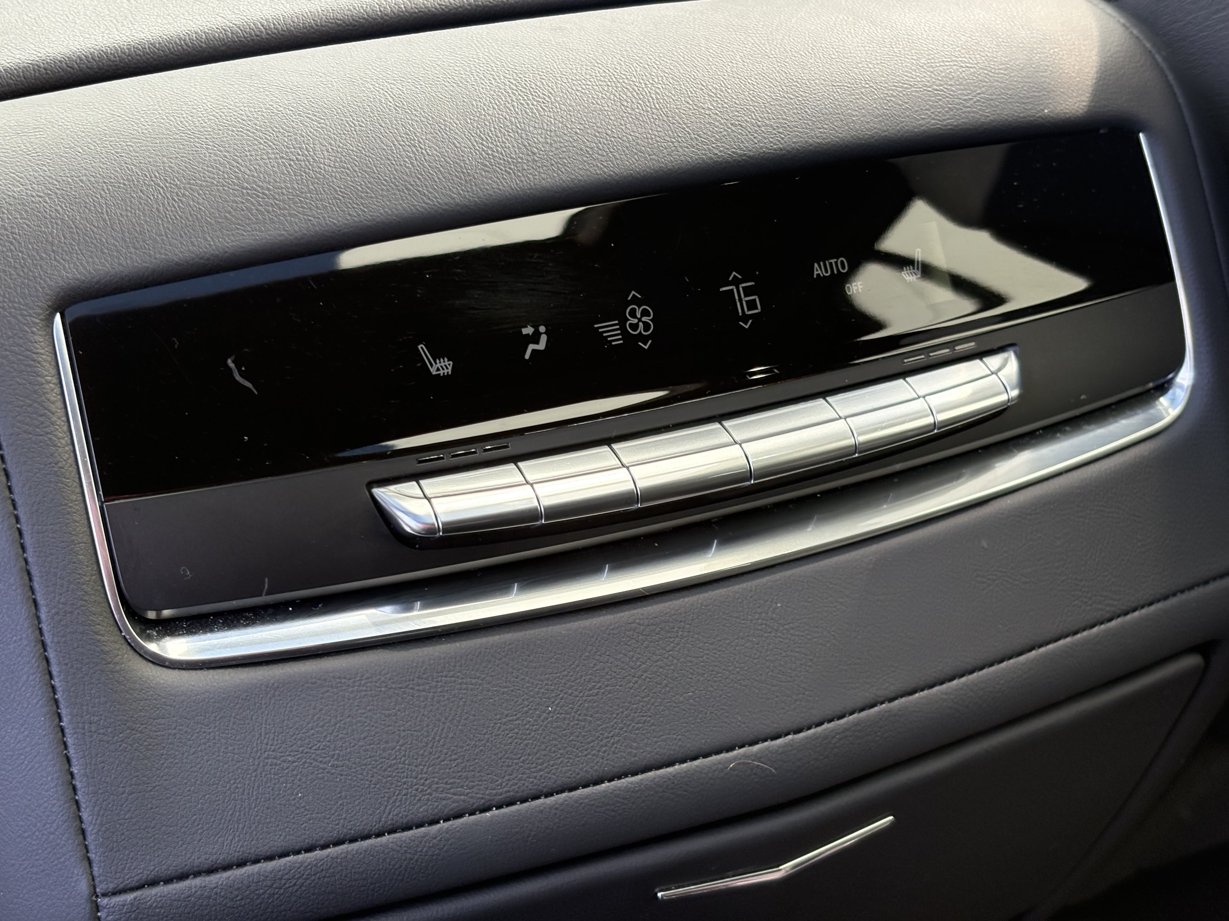 Certified 2025 Cadillac Escalade ESV Premium Luxury AWD/4WD image 15