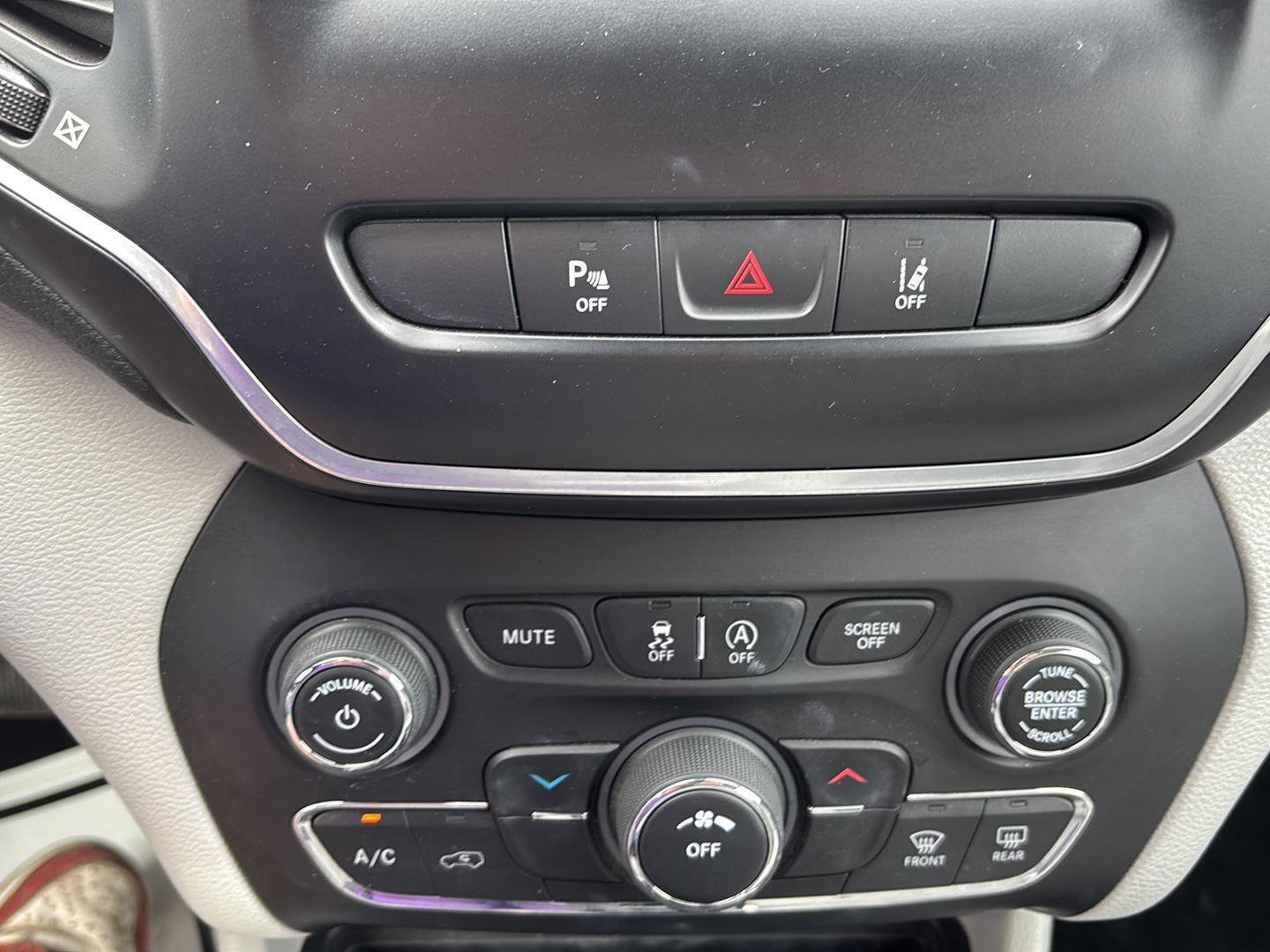 Used 2021 Jeep Cherokee Latitude Plus image 16