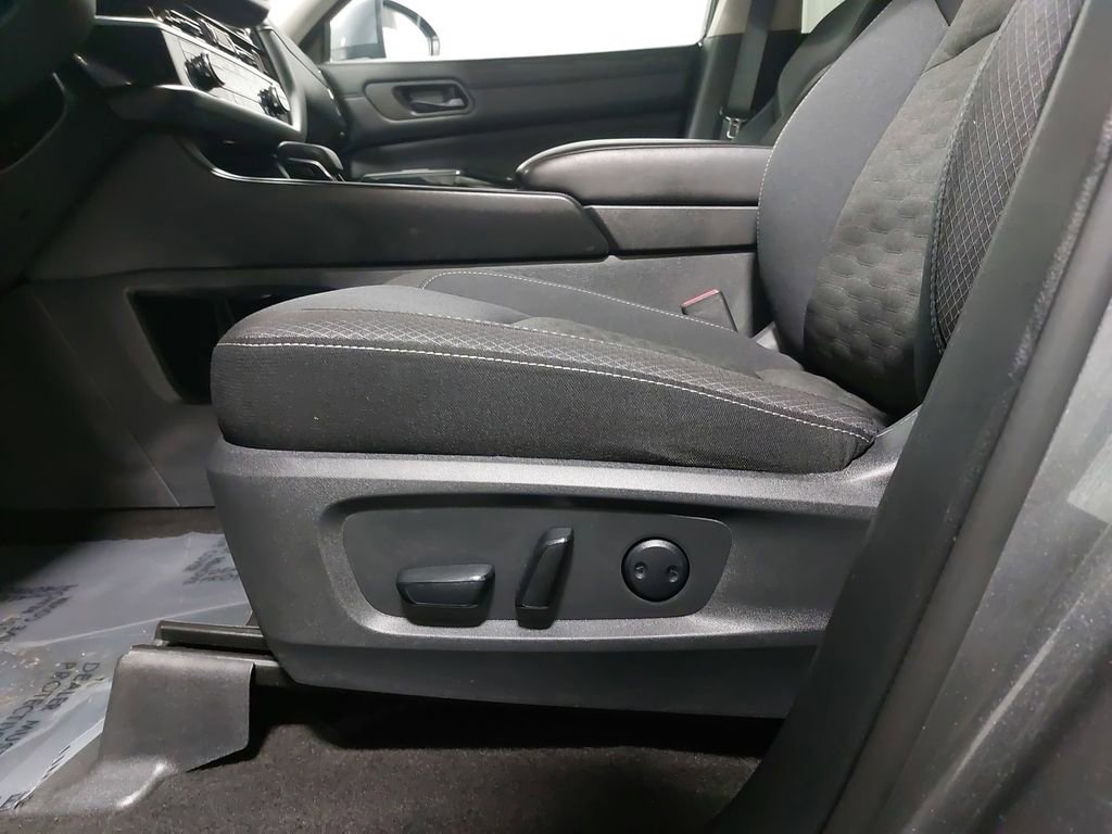 Used 2025 Nissan Pathfinder SV image 31
