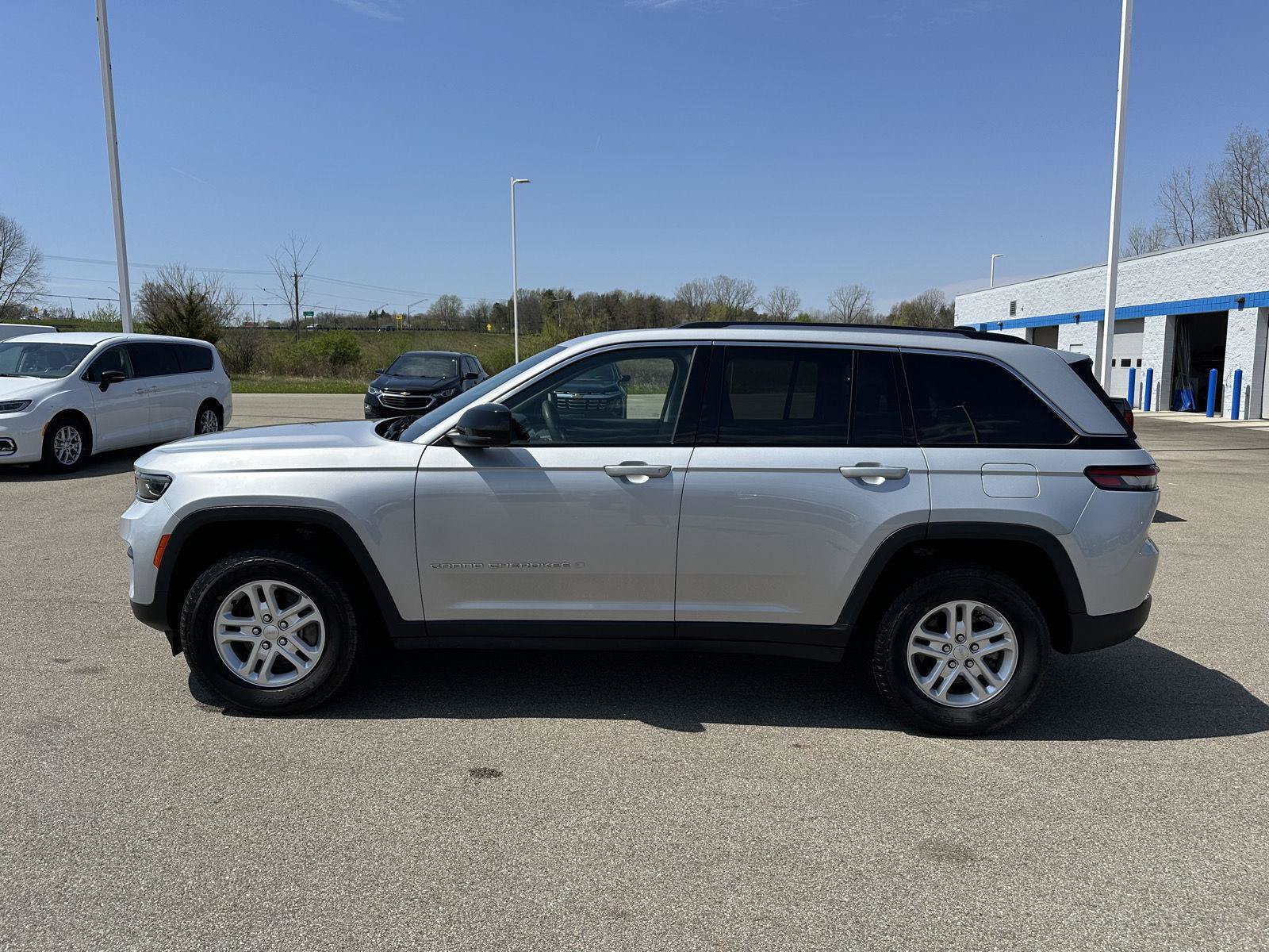Used 2023 Jeep Grand Cherokee Laredo AWD/4WD image 2