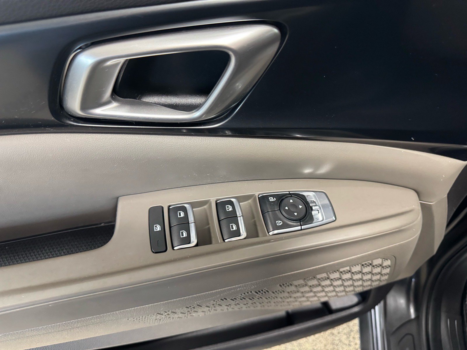 Used 2025 Kia Carnival FWD image 16