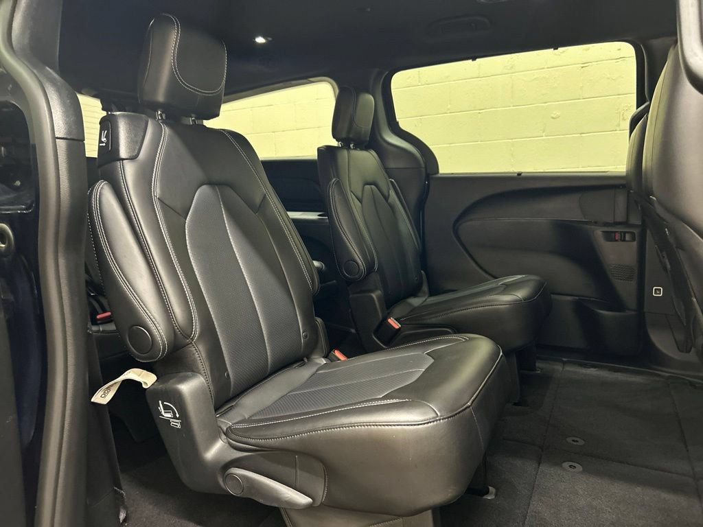 Used 2024 Chrysler Pacifica Touring-L w/ S Appearance Package FWD image 11