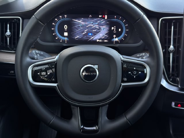 Used 2025 Volvo XC90 B6 Plus AWD/4WD image 13