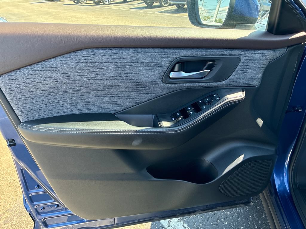 Used 2023 Nissan Rogue SV AWD/4WD image 12