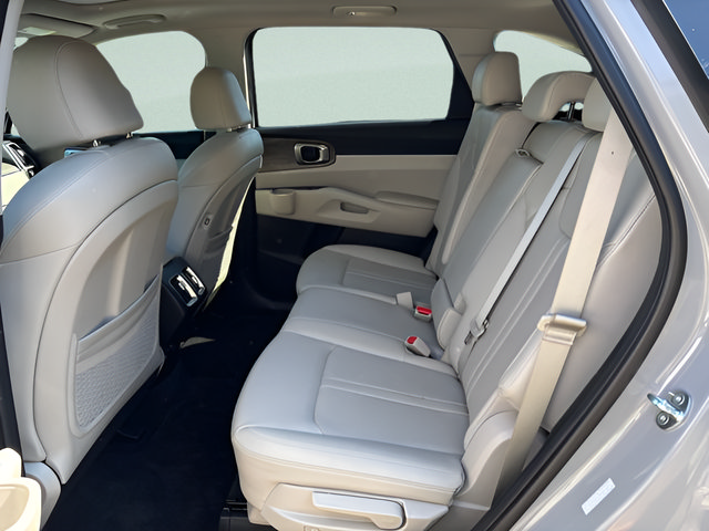 Used 2023 Kia Sorento S w/ Panoramic Sunroof Package AWD/4WD image 5
