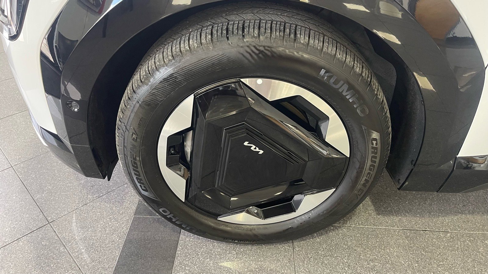 Used 2025 Kia EV9 Land w/ Towing Package image 22