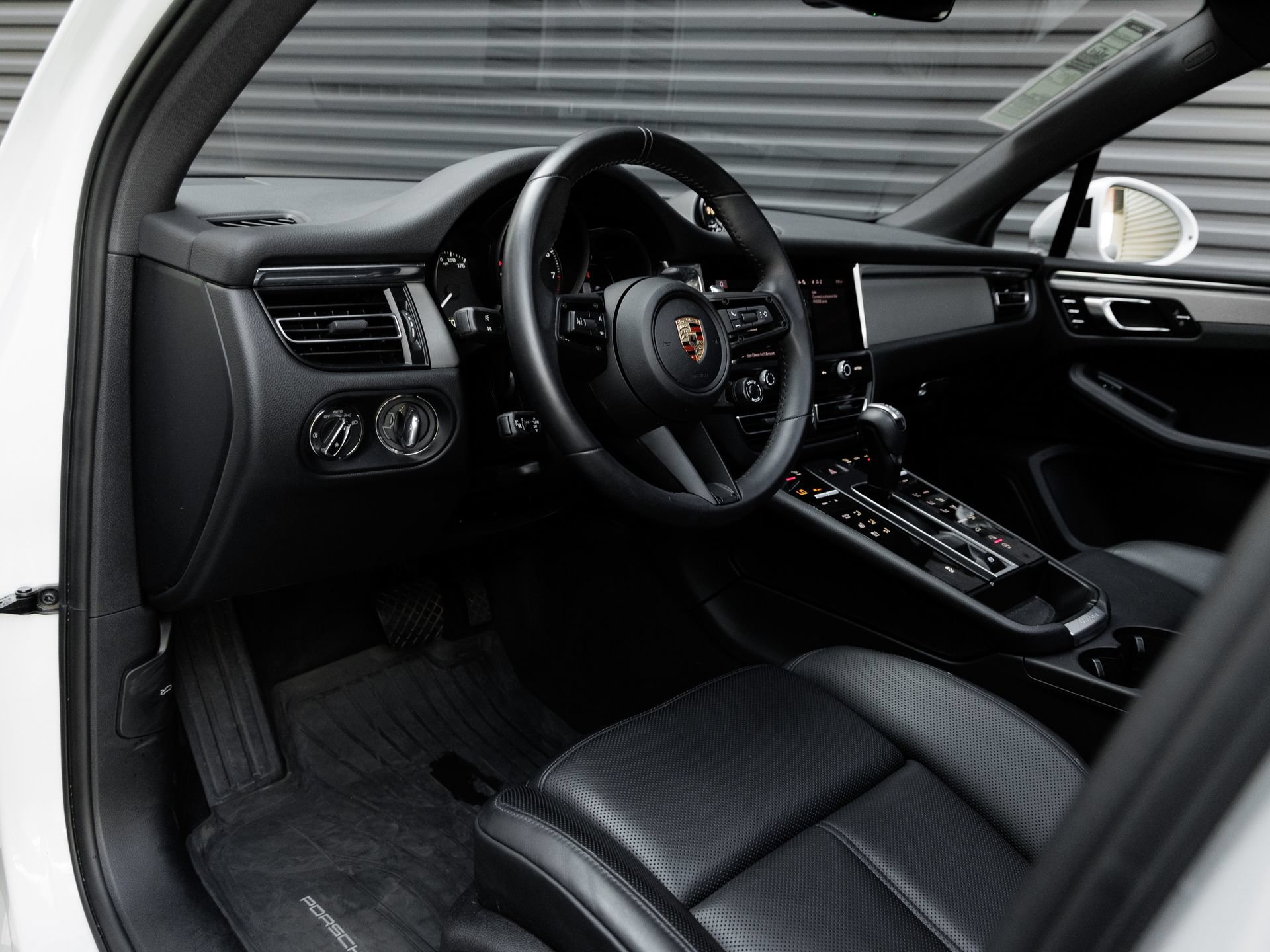 Certified 2026 Porsche Macan AWD/4WD image 4