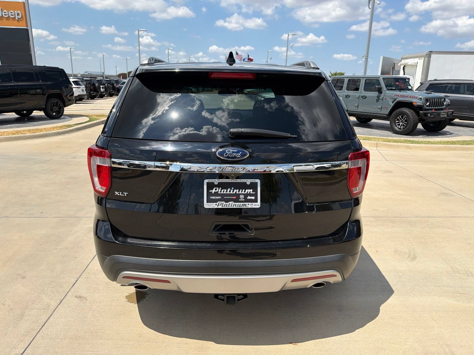 Used 2017 Ford Explorer XLT w/ Equipment Group 202A FWD image 4