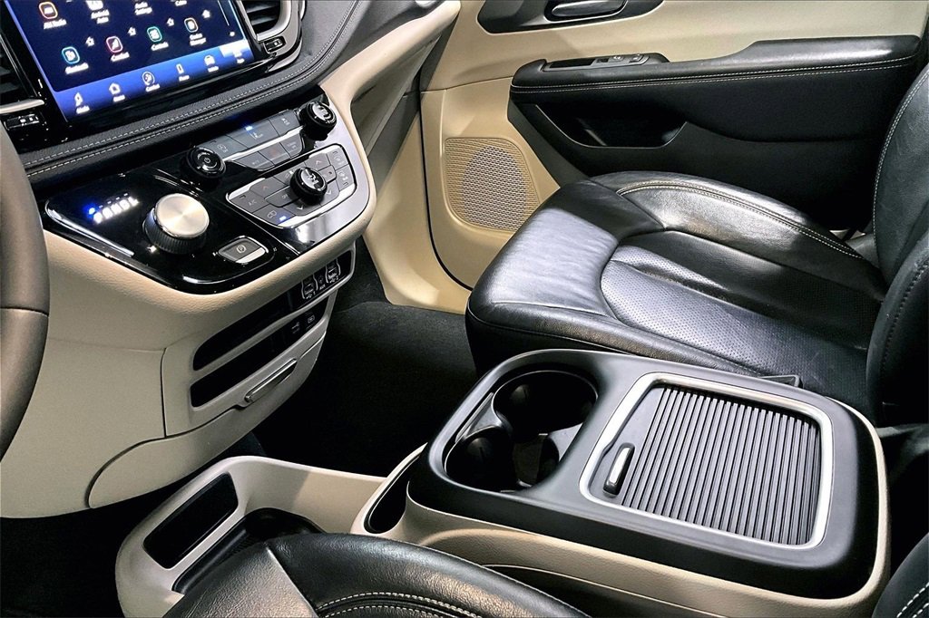Used 2022 Chrysler Pacifica Touring-L image 19