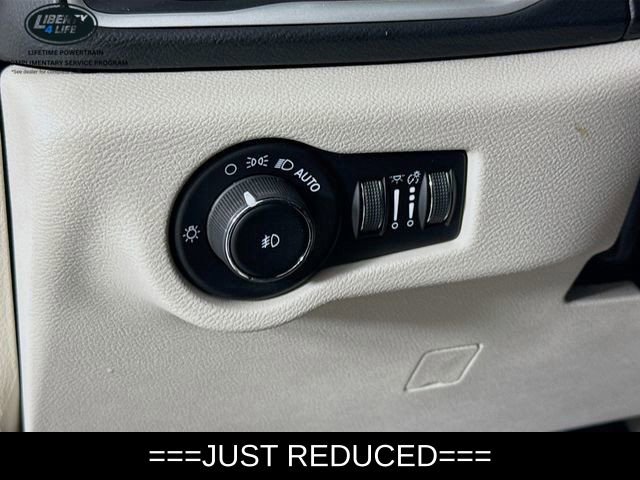 Used 2023 Chrysler Pacifica Touring-L image 10