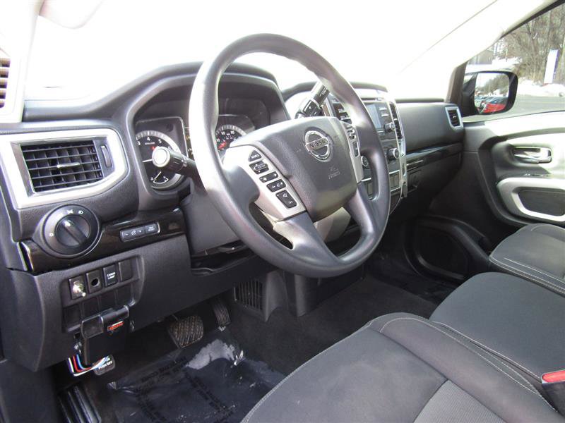 Used 2018 Nissan Titan SV image 12