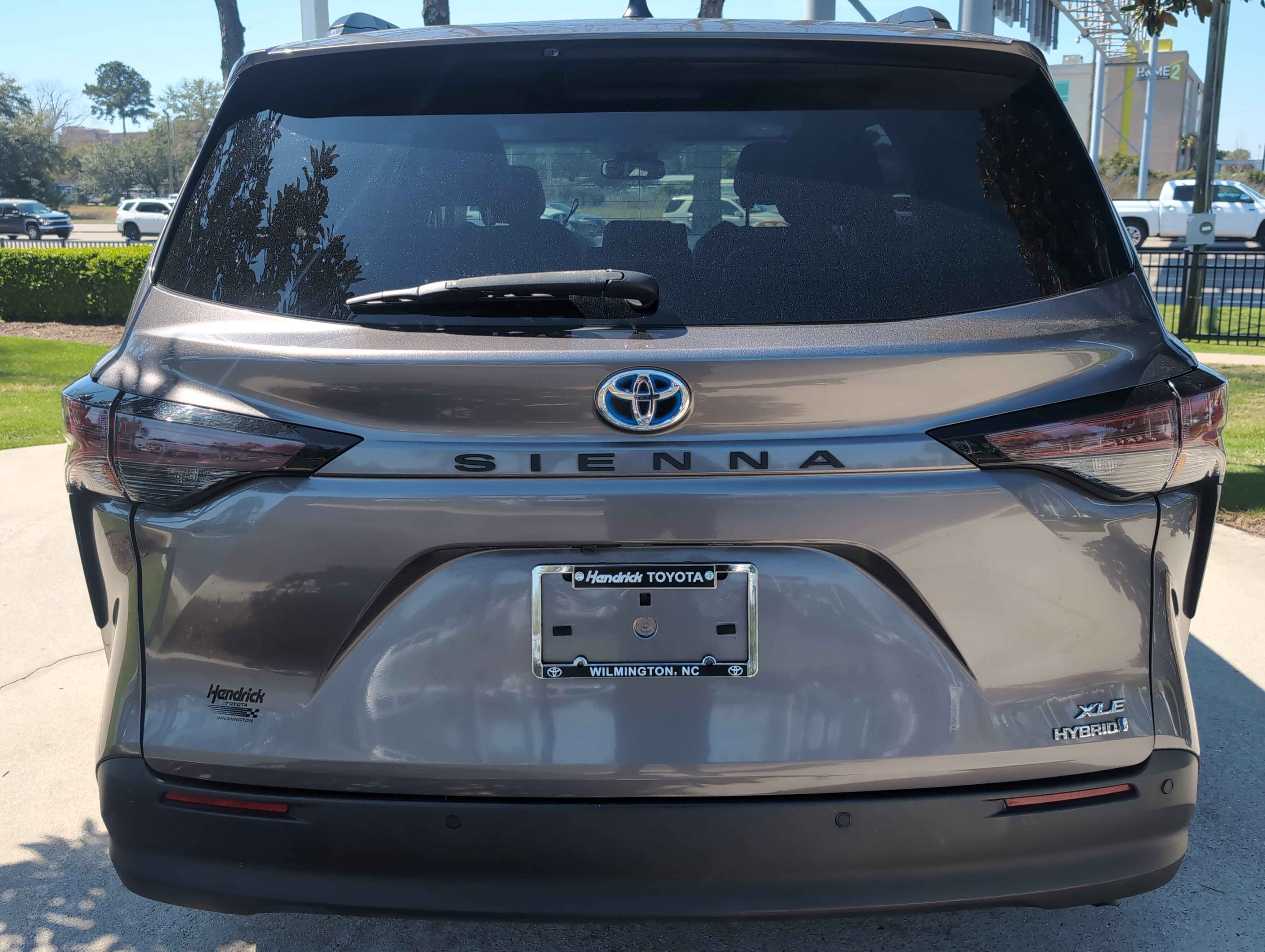 Certified 2024 Toyota Sienna XLE FWD image 9