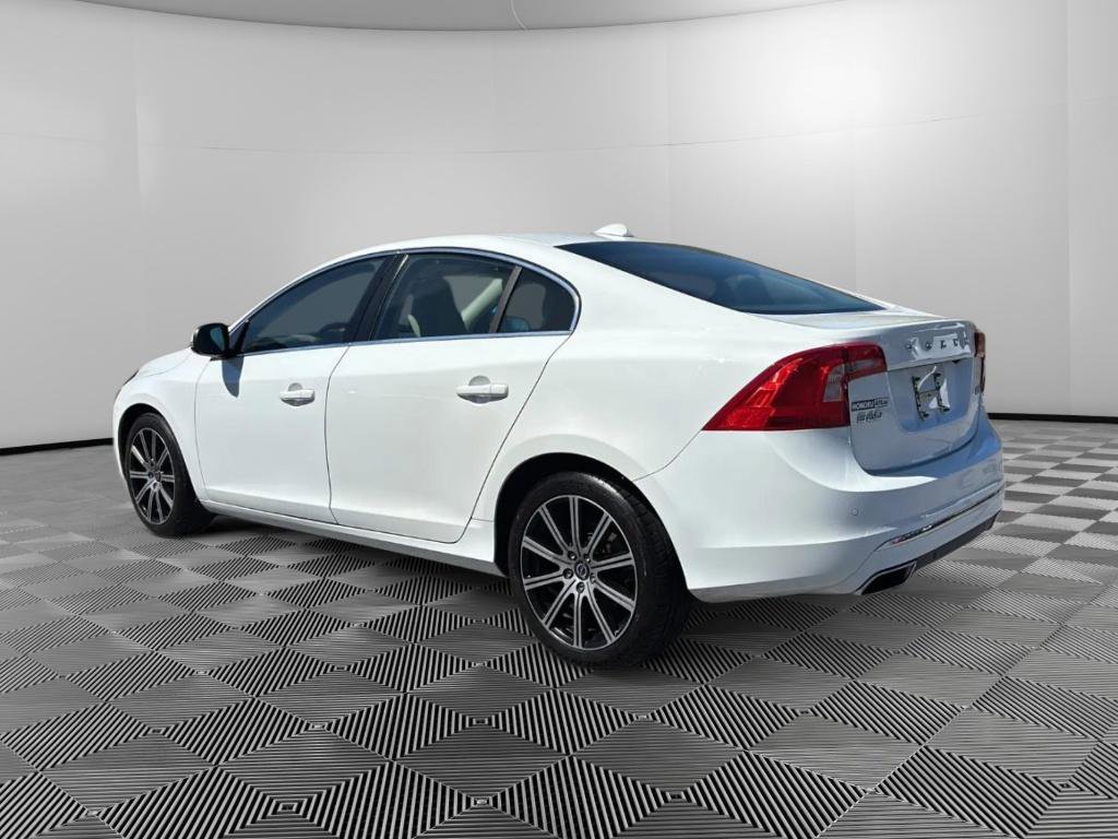 Used 2017 Volvo S60 T5 Inscription image 3