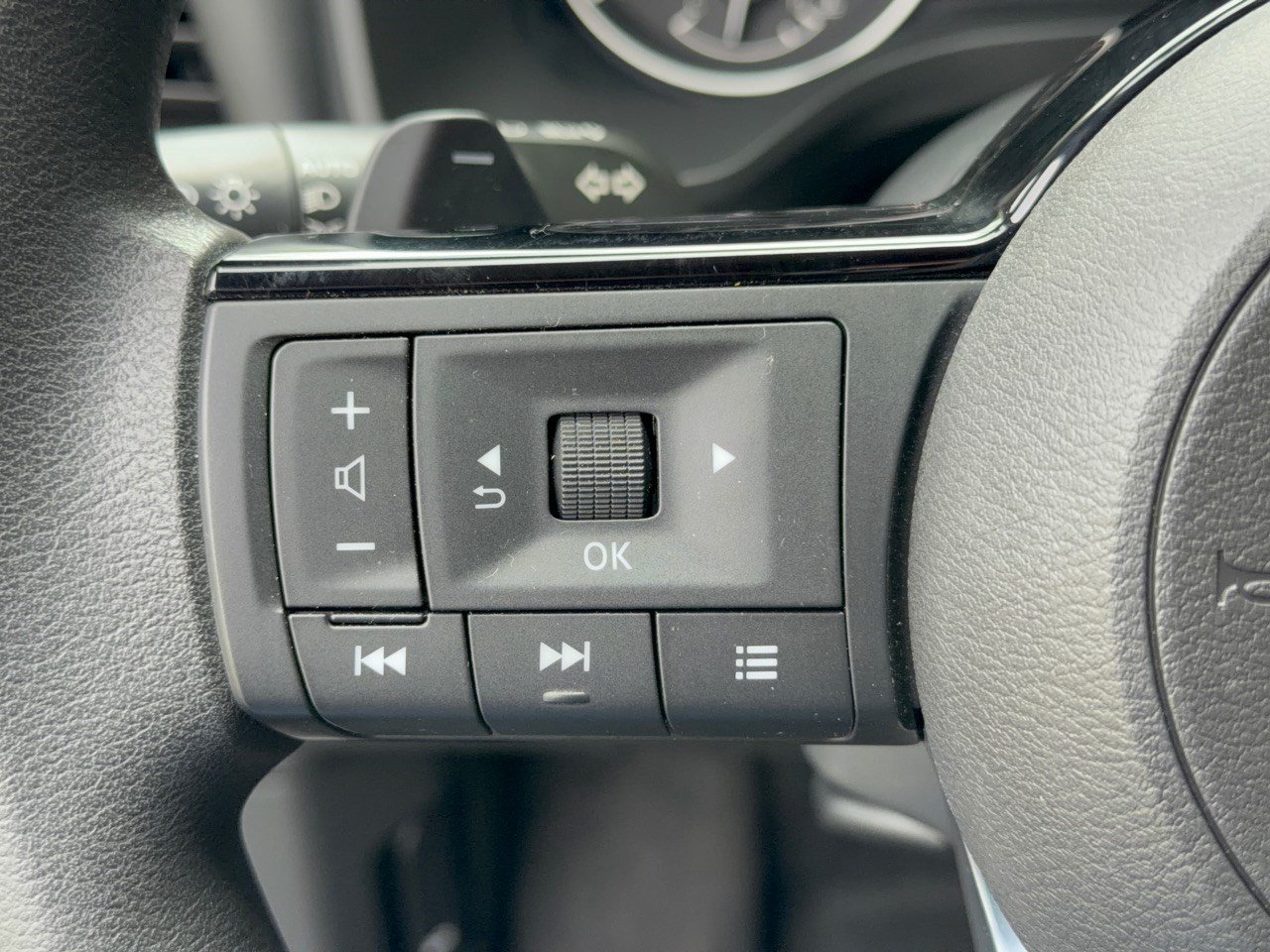 Used 2023 Nissan Rogue SV AWD/4WD image 18