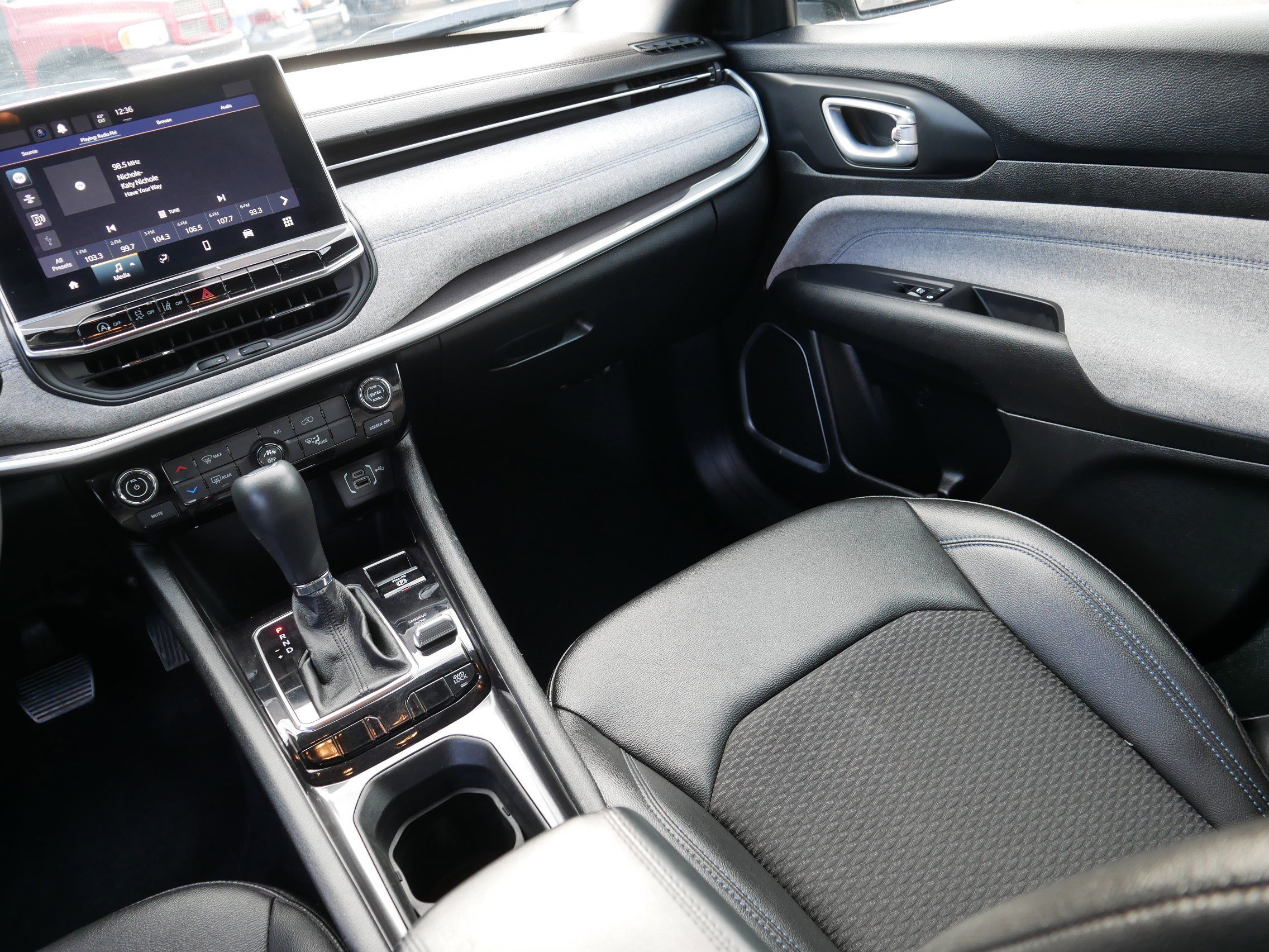 Used 2024 Jeep Compass Latitude image 11