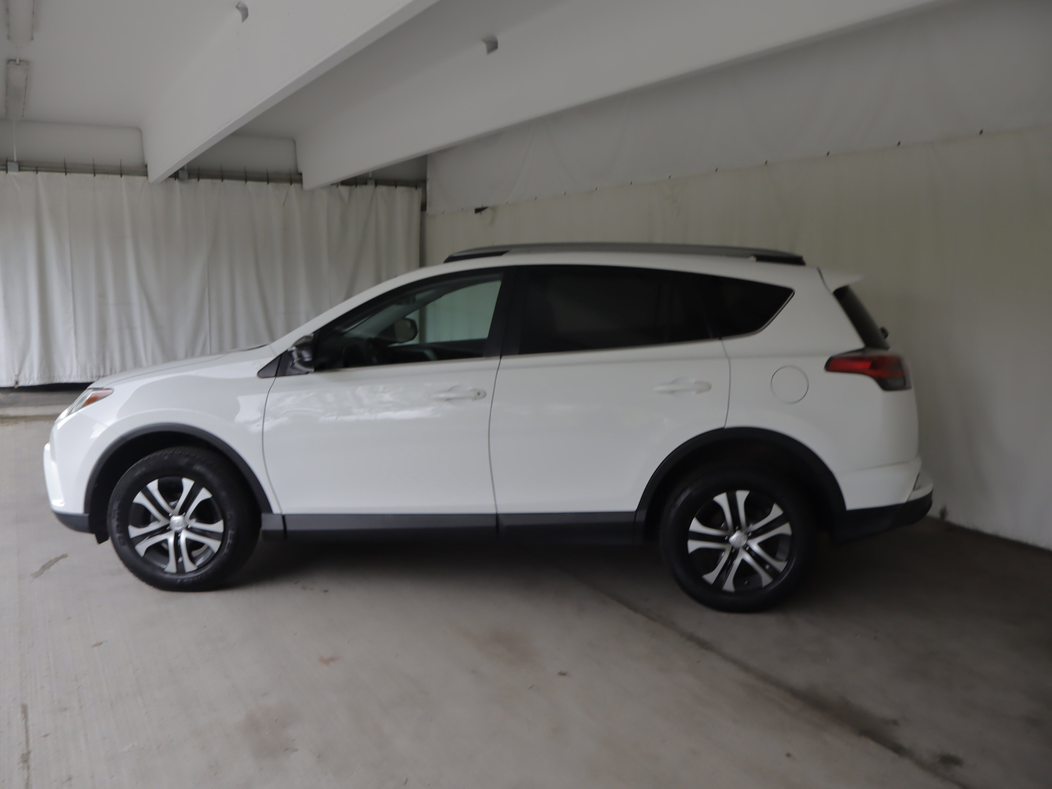 Used 2018 Toyota RAV4 LE w/ All Weather Liner Package AWD/4WD image 22