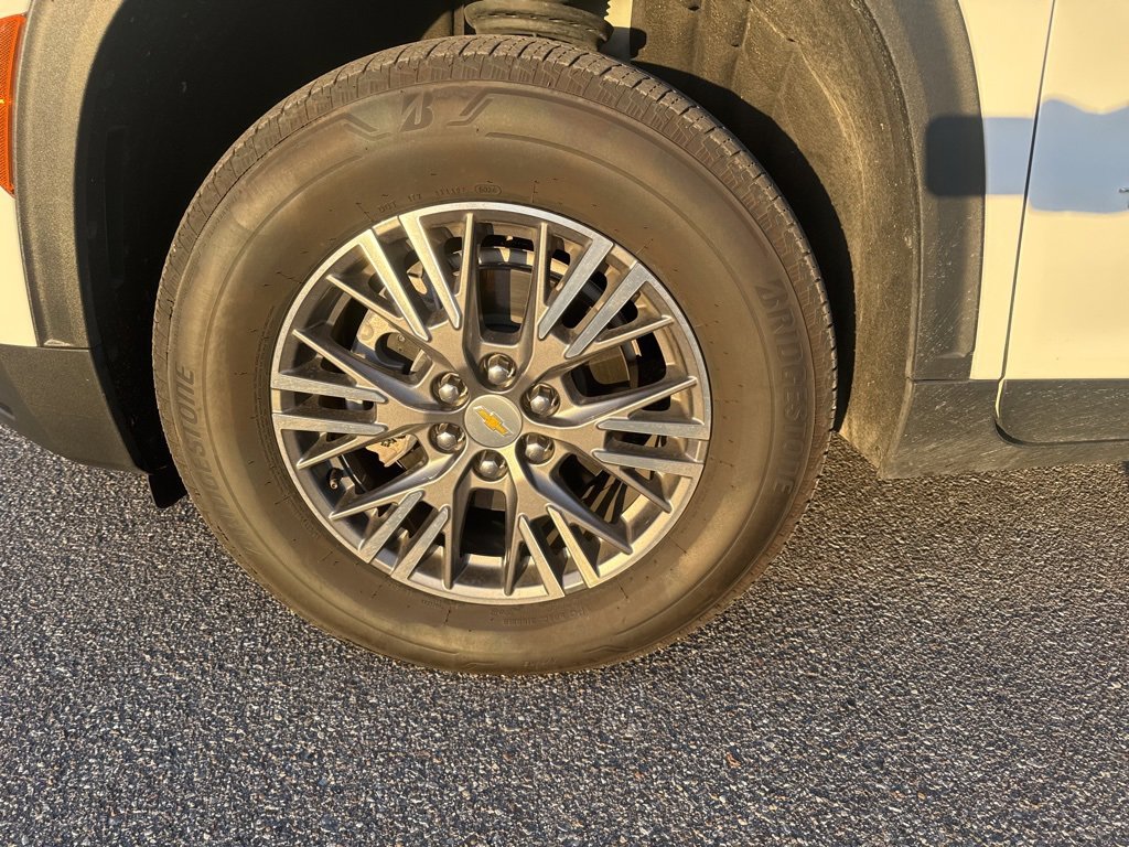 Used 2025 Chevrolet Traverse LT image 9