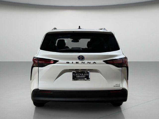 Used 2022 Toyota Sienna XLE FWD image 4