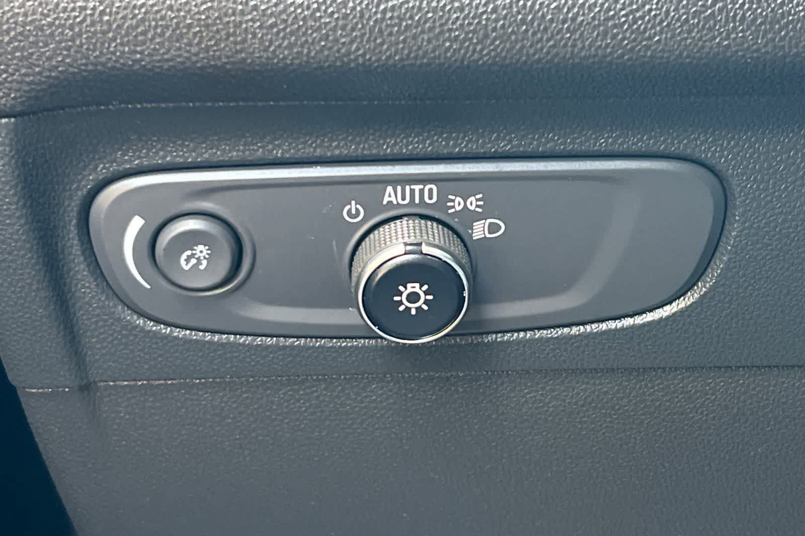 Used 2023 Buick Envision Essence FWD image 33
