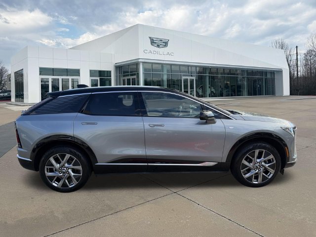 Certified 2025 Cadillac Optiq Luxury 1 AWD/4WD image 2