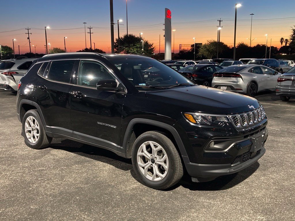 Used 2025 Jeep Compass Latitude AWD/4WD image 3